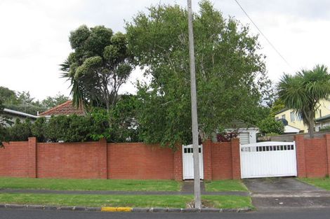 Photo of property in 18 Queensway, Three Kings, Auckland, 1024