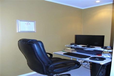 Photo of property in 15 Tainui Terrace, Tawa, Wellington, 5028