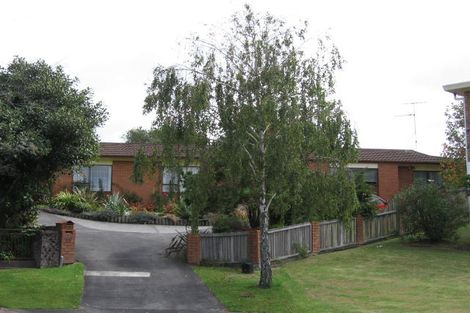 Photo of property in 19 Darlington Place, Glendene, Auckland, 0602