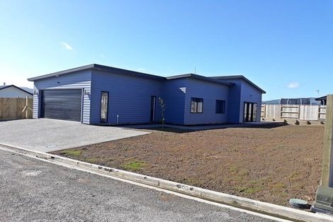 Photo of property in 128 Johnstone Drive, Fitzherbert, Palmerston North, 4410