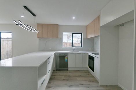 Photo of property in 17e Martin Place, Kelston, Auckland, 0602