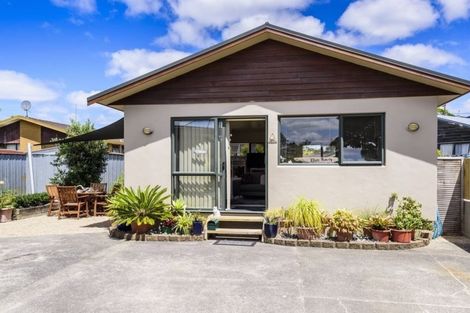 Photo of property in 30 Walton Street, Red Beach, 0932