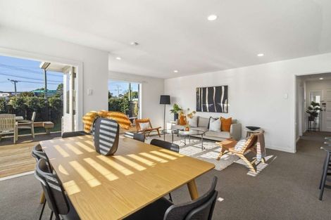 Photo of property in 25 Holland Avenue, Point England, Auckland, 1072