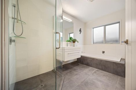 Photo of property in 8 Sir Lincoln Drive, Kumeu, 0810