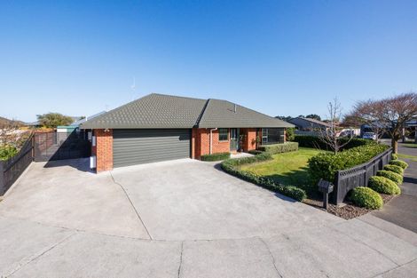 Photo of property in 2 Alpine Grove, Kelvin Grove, Palmerston North, 4414