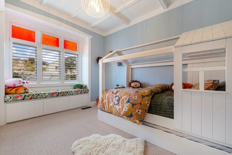 Photo of property in 18 William Bond Street, Stanley Point, Auckland, 0624