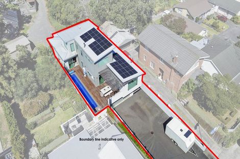 Photo of property in 10 Pendarves Street, New Plymouth, 4310