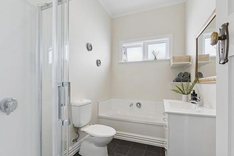 Photo of property in 33 Edinburgh Terrace, Berhampore, Wellington, 6023