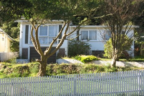 Photo of property in 33 Black Rock Road, Newlands, Wellington, 6037