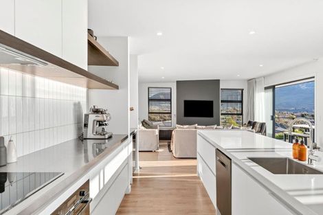 Photo of property in 33 Kirimoko Crescent, Wanaka, 9305