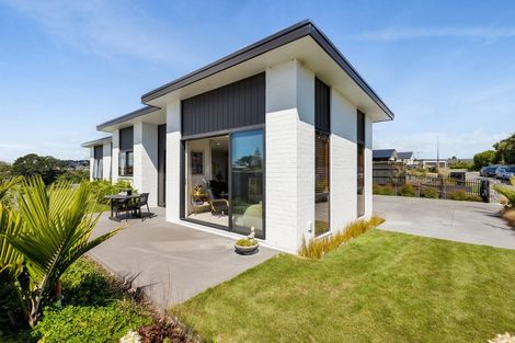 Photo of property in 12 Greenpath Lane, Hurworth, New Plymouth, 4310