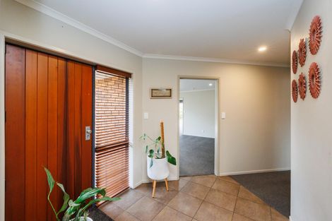 Photo of property in 12 Johnstone Drive, Fitzherbert, Palmerston North, 4410