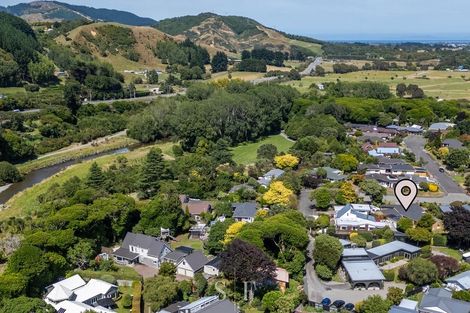 Photo of property in 15 Fleetwood Grove, Waikanae, 5036