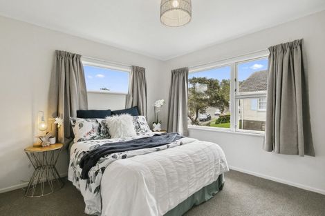 Photo of property in 16 Stewart Drive, Newlands, Wellington, 6037