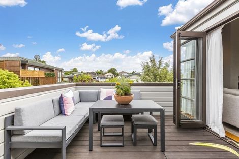 Photo of property in 135 Wiseley Road, West Harbour, Auckland, 0618