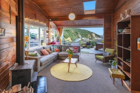 Photo of property in 11 Cave Road, Houghton Bay, Wellington, 6023