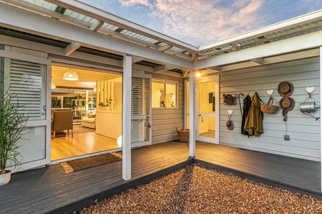 Photo of property in 3 Alison Road, Surfdale, Waiheke Island, 1081