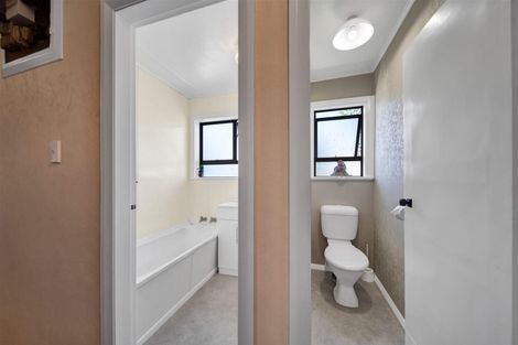 Photo of property in 1 Robbins Crescent, Hawera, 4610