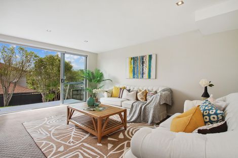 Photo of property in 4a Korotaha Terrace, Rothesay Bay, Auckland, 0630