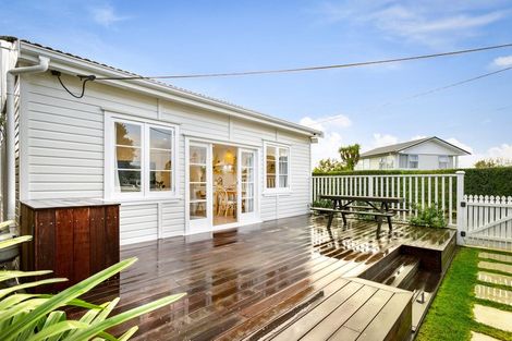 Photo of property in 28 Rewarewa Road, Te Atatu Peninsula, Auckland, 0610