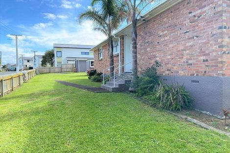 Photo of property in 32 Farnborough Crescent, Mangere, Auckland, 2022