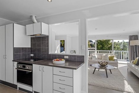 Photo of property in 8 Weatherly Road, Torbay, Auckland, 0630