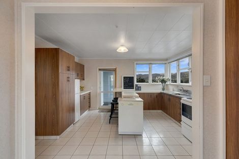 Photo of property in 5 Wakefield Terrace, Tawa, Wellington, 5028