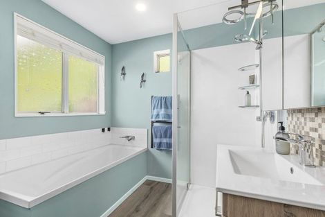 Photo of property in 1/40 Salford Street, Newlands, Wellington, 6037