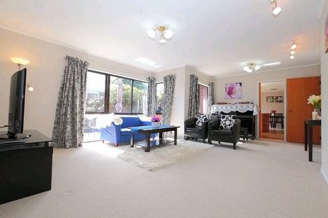 Photo of property in 18 Pinewood Grove, Botany Downs, Auckland, 2010