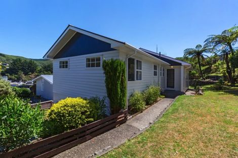 Photo of property in 16 Florio Terrace, Tawa, Wellington, 5028