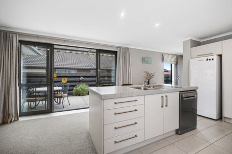 Photo of property in 2 Vista Close, Omokoroa, 3114