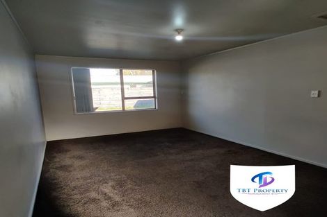 Photo of property in 2/41 Challen Close, Conifer Grove, Takanini, 2112