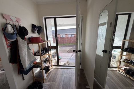 Photo of property in 50 Aviemore Drive, Highland Park, Auckland, 2010