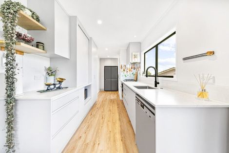 Photo of property in 22 Deverell Place, Northcross, Auckland, 0632