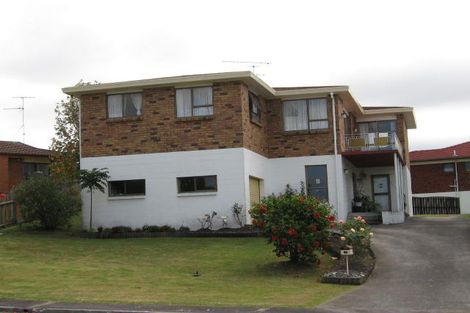 Photo of property in 17 Darlington Place, Glendene, Auckland, 0602