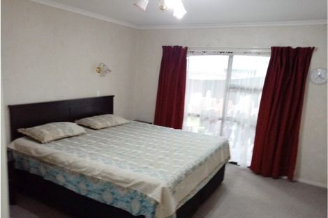 Photo of property in 1/62 Aviemore Drive, Highland Park, Auckland, 2010