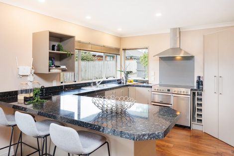 Photo of property in 27 Johnstone Drive, Fitzherbert, Palmerston North, 4410