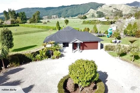 Photo of property in 381 Tararua Road, Levin, 5571