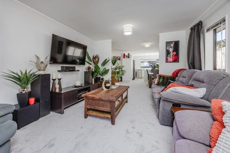 Photo of property in 2/8 Lochend Place, Highland Park, Auckland, 2010