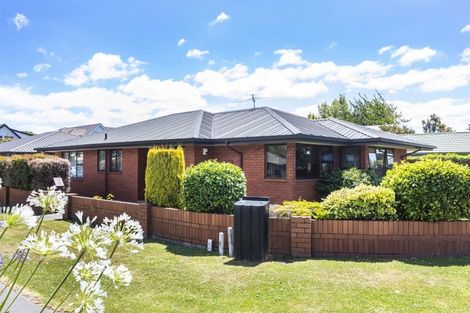 Photo of property in 2/2a Thorrington Road, Cashmere, Christchurch, 8022