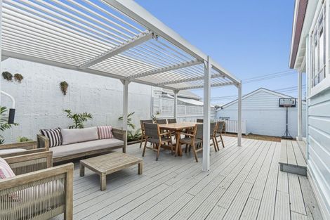 Photo of property in 18 Morley Street, New Plymouth, 4310