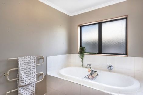 Photo of property in 17 Dorchester Place, Nawton, Hamilton, 3200