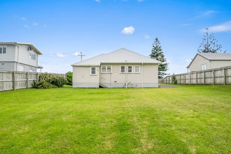 Photo of property in 38 Marine Parade, Otaki Beach, Otaki, 5512