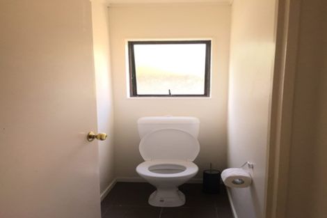 Photo of property in 28 Goldfinch Rise, Unsworth Heights, Auckland, 0632