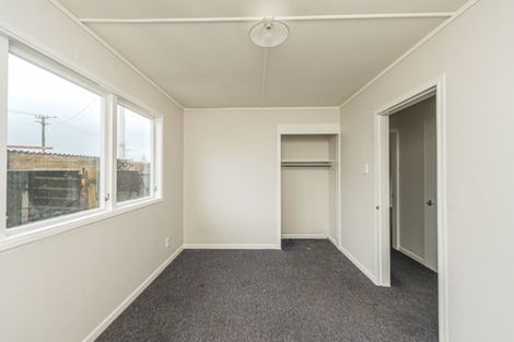 Photo of property in 32 Miro Street, Castlecliff, Whanganui, 4501