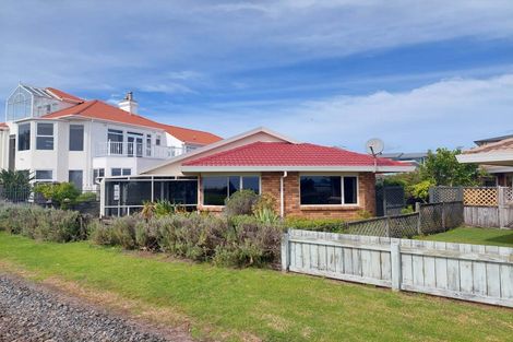 Photo of property in 2 Kawaroa Lane, New Plymouth, 4310