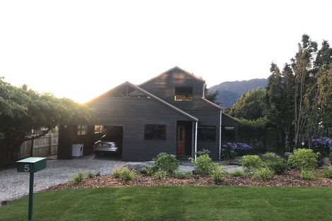 Photo of property in 5 Cedar Drive, Kelvin Heights, Queenstown, 9300