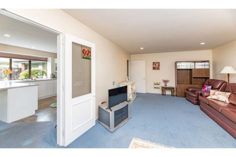 Photo of property in 2/215 Memorial Avenue, Burnside, Christchurch, 8053