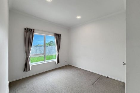 Photo of property in 1 Iwinuku Crescent, Wattle Downs, Auckland, 2103