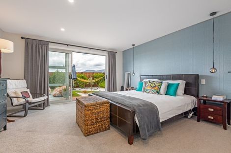 Photo of property in 8 Mediterranean Grove, Fitzherbert, Palmerston North, 4410